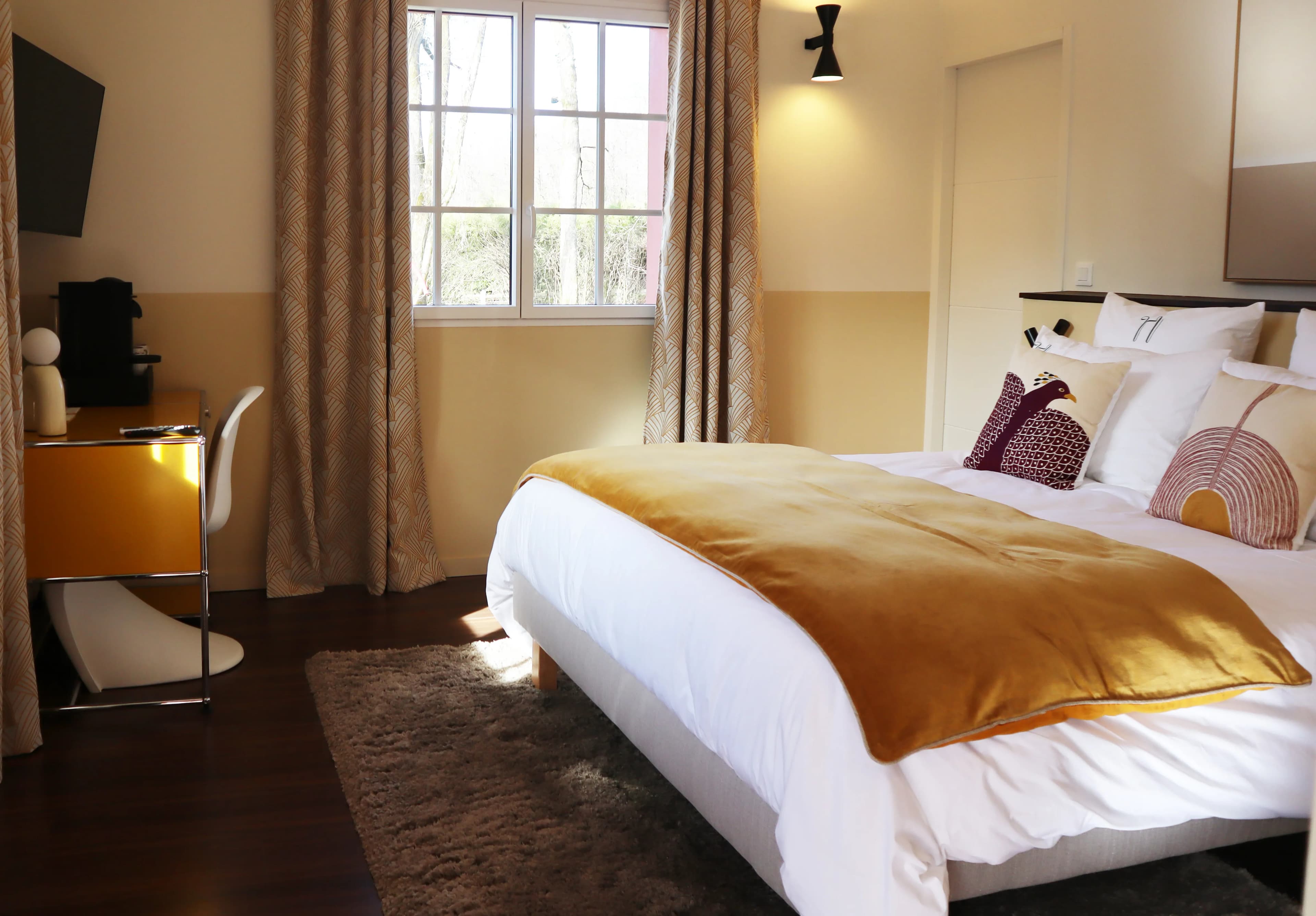 Chambre Haltza - Vue d'ensemble avec lit double, bureau et fenêtre